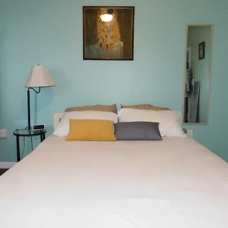Private Rooms, Shared Bath In A Private Minutes From Logan Airport