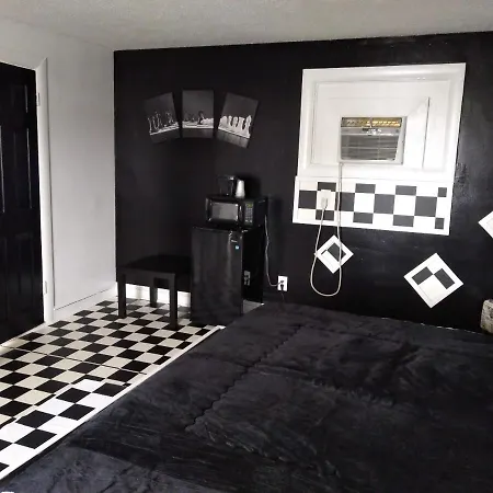 Town Line Motel 2*