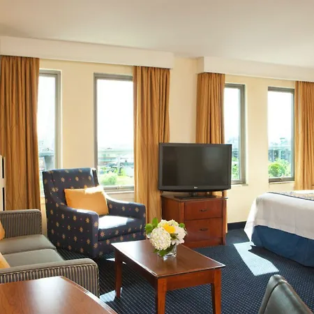 Hotel By Marriott Harbor On Tudor Wharf 3*
