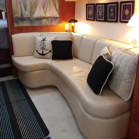 Botel Little Pearl Boston