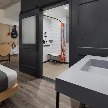 Moxy Downtown 3*