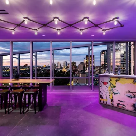 Hotel Moxy Downtown