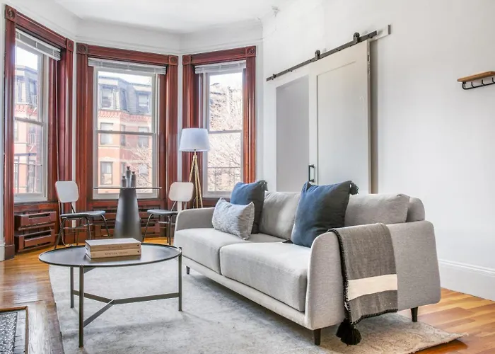 Boston Studio On Newbury W A Shopping Dining Bos-600