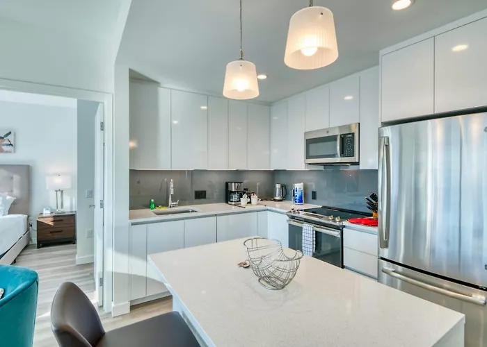 Stunning Apt With City Views
