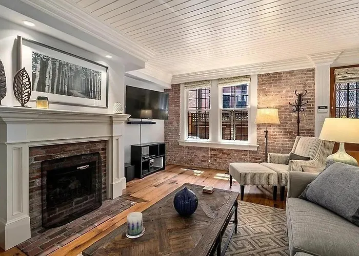 Back Bay Nantucket-Style Pied-A-Terre Off Newbury St