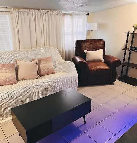 Quiet Two Bedroom In Convenient Location
