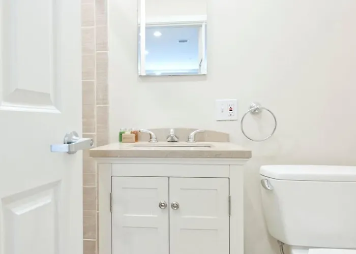 Simple 1Br Financial District Keyless Entry