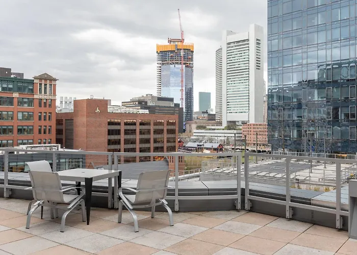 Luxury Apt With Balcony In Seaport