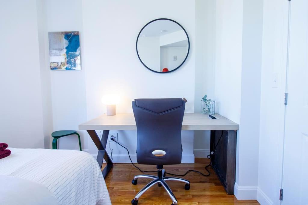 4br 1,5bh Sunny Apt In Roxbury Hotel 3*