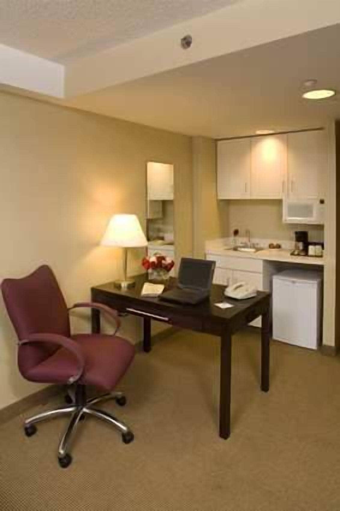 Hampton & Crosstown Center Hotel 3*