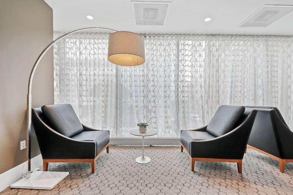 Sparkling 2br / 2ba In Back Bay Apartment *