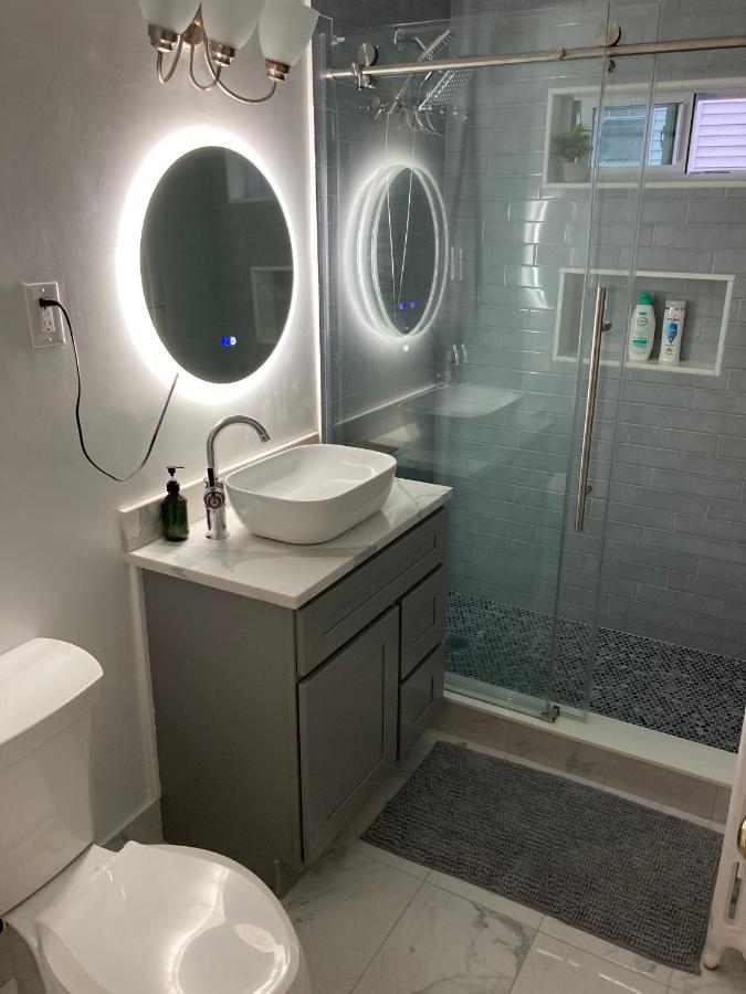 Near Train Station Gorgeous 3-bedroom With Patios Apartamento