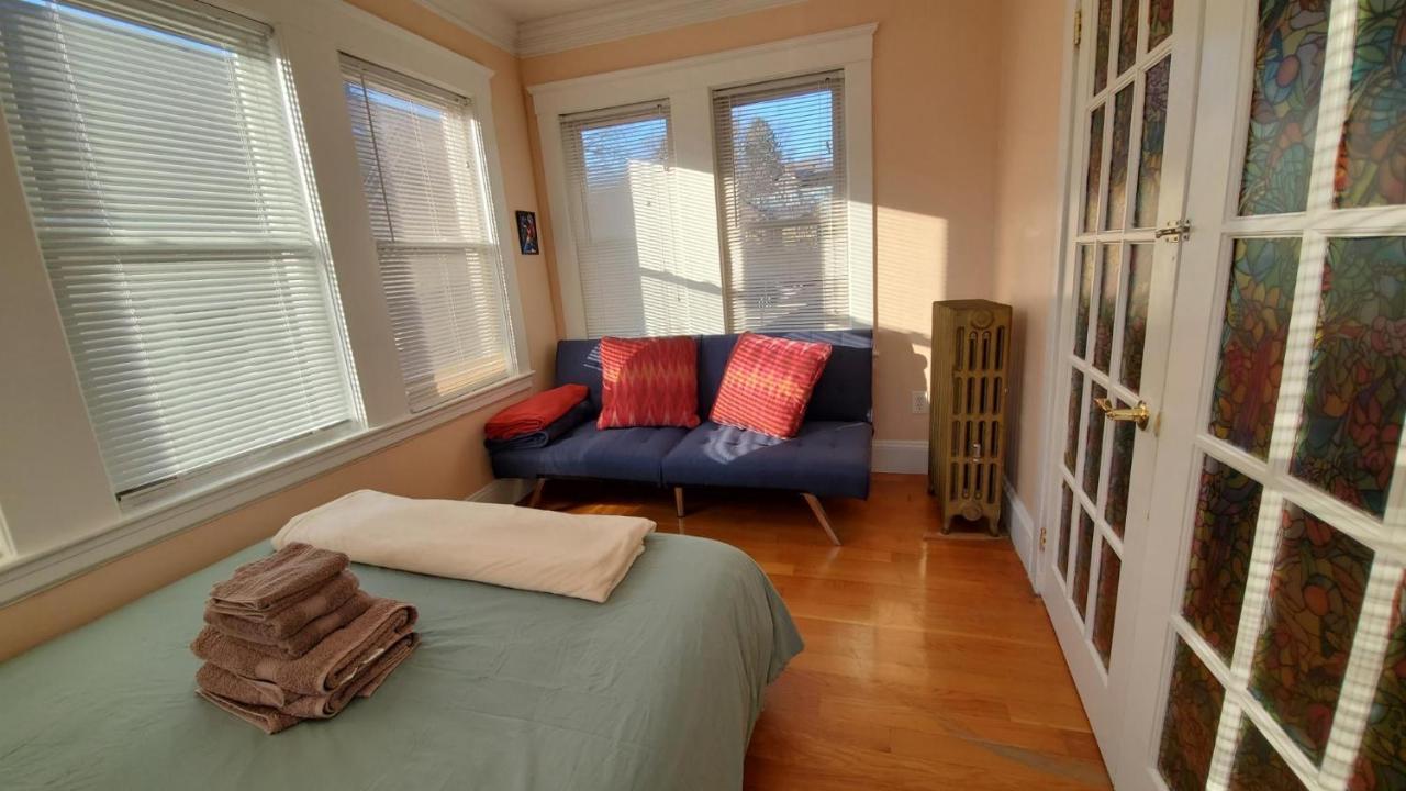 Near Train Station Gorgeous 3-bedroom With Patios Apartamento