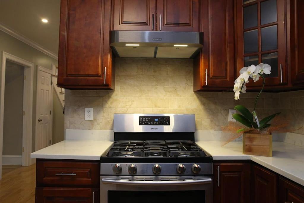 Renovated 4br3ba Escape - Near Public Transportation Apartamento