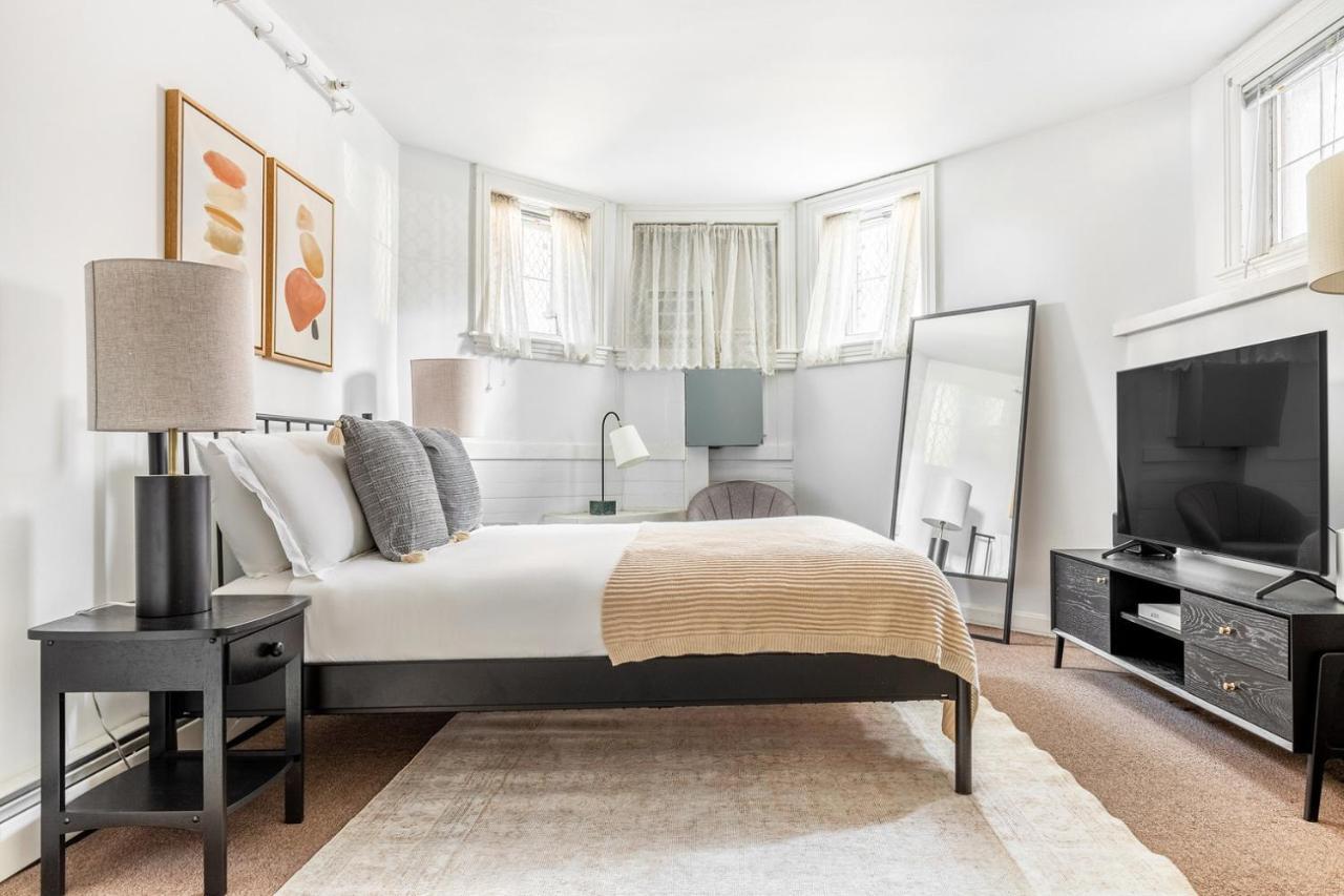 Back Bay Steps From Newbury T Bos-557 Boston