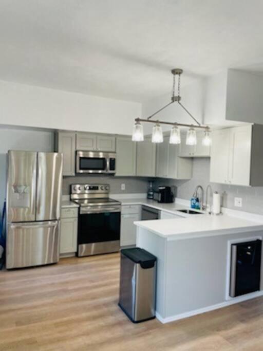 Appartement Newly Renovated -2 Bedroom *
