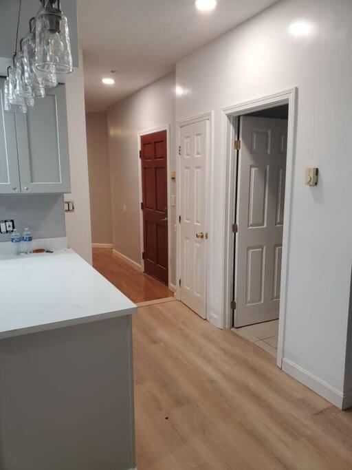 Appartement Newly Renovated -2 Bedroom *