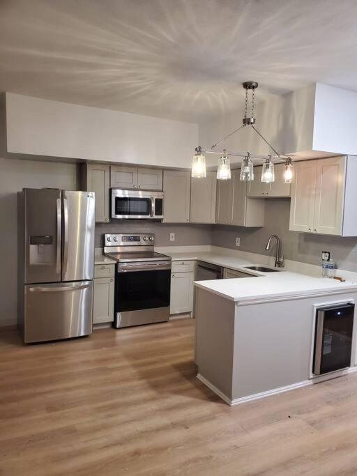 Newly Renovated -2 Bedroom Appartement *