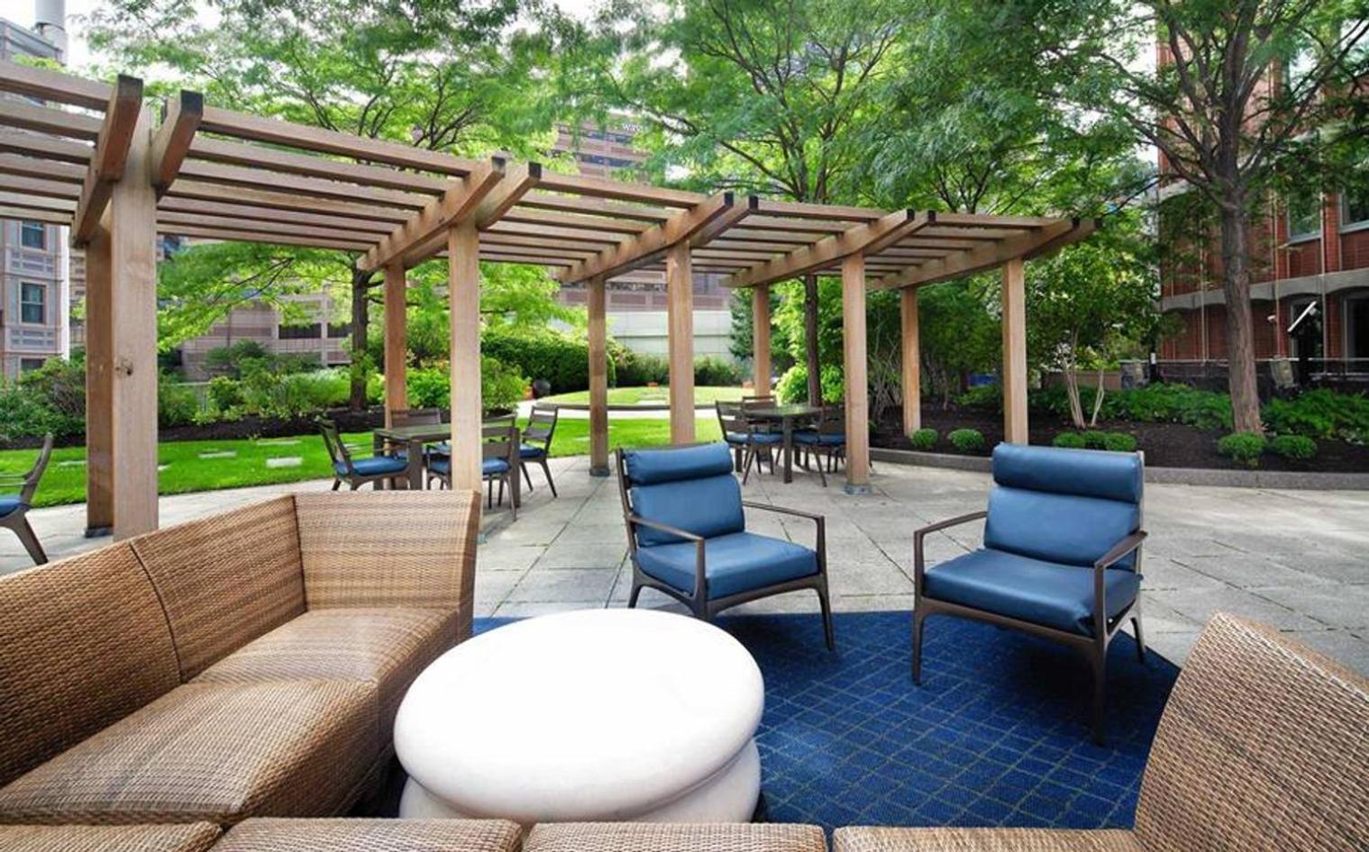Back Bay 1br W Gym Doorman Nr Esplanade Bos-250