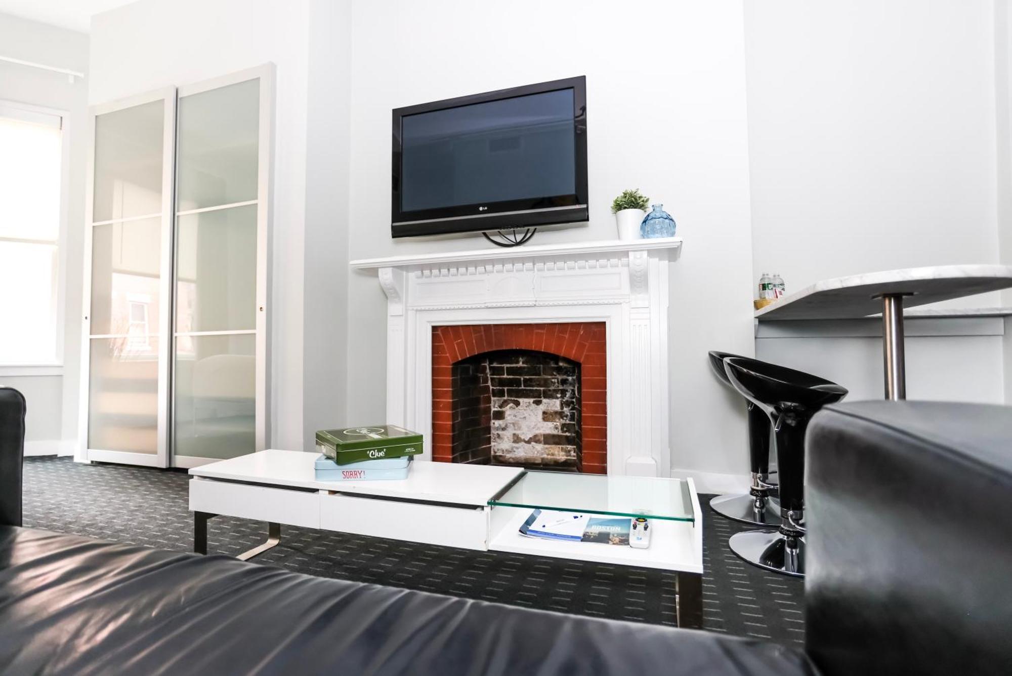 Stylish Newbury Street Studio, #2 Apartment