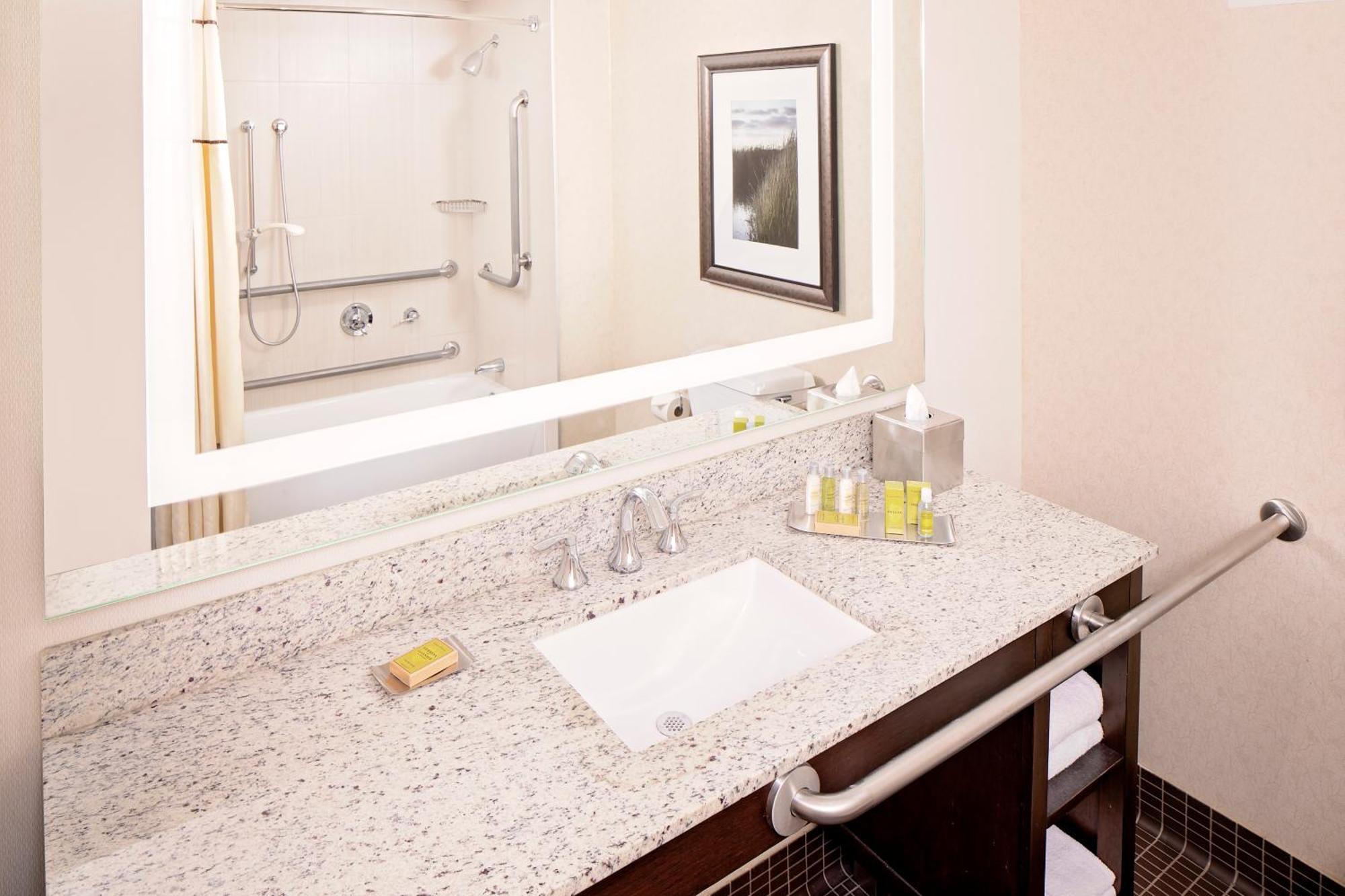 Doubletree By Hilton Bayside 3* Boston