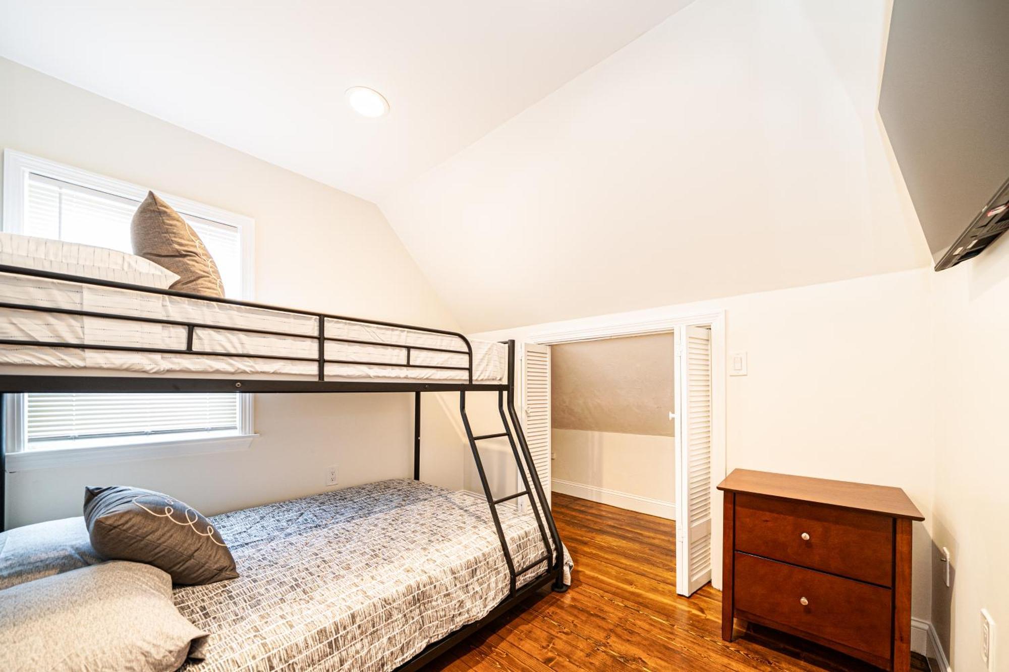 988 - 4br - Cozy Getaway Near Common Apartment *