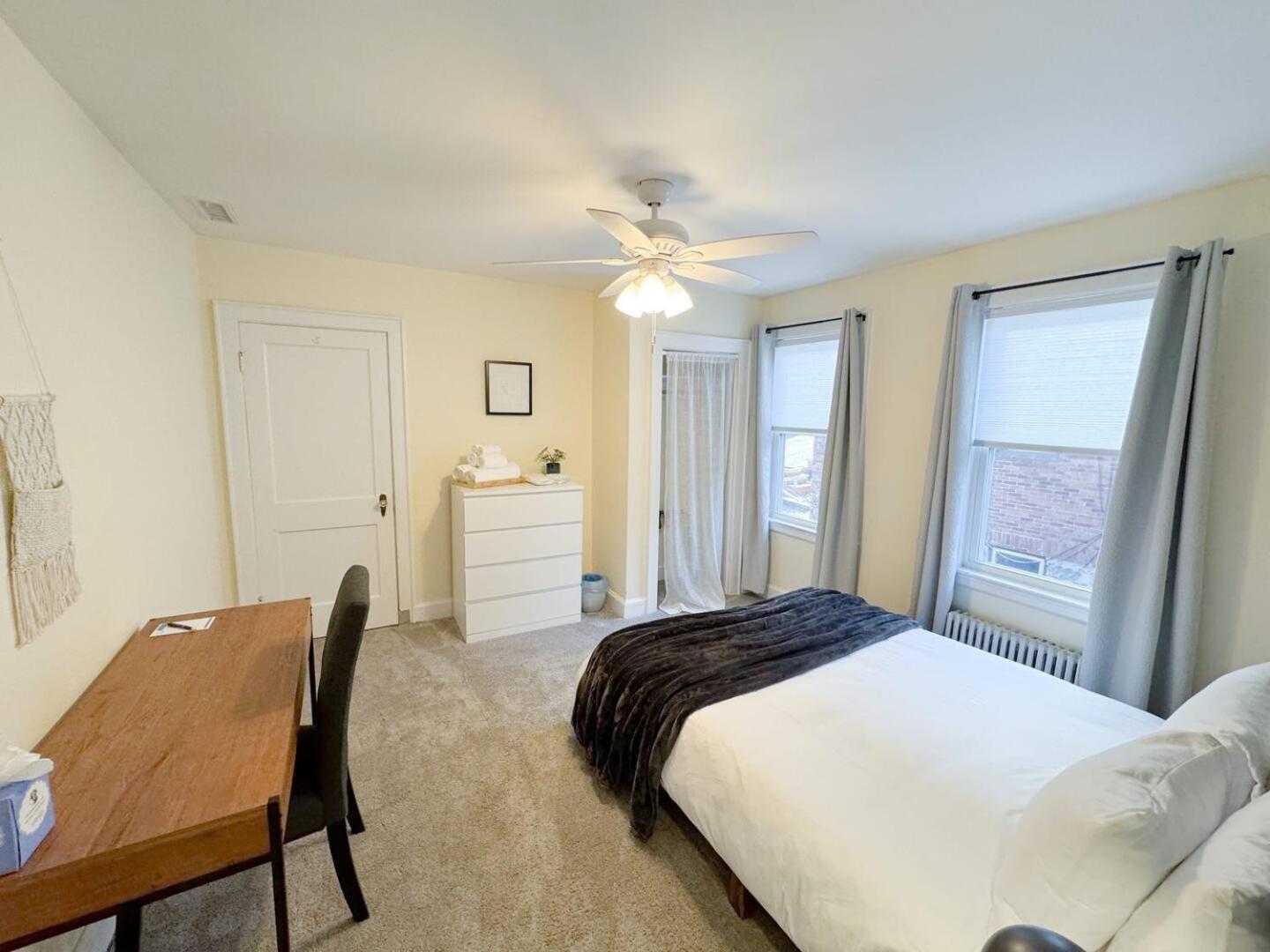 Spacious 3 Bed, In Unit Laundry, Air Holiday home