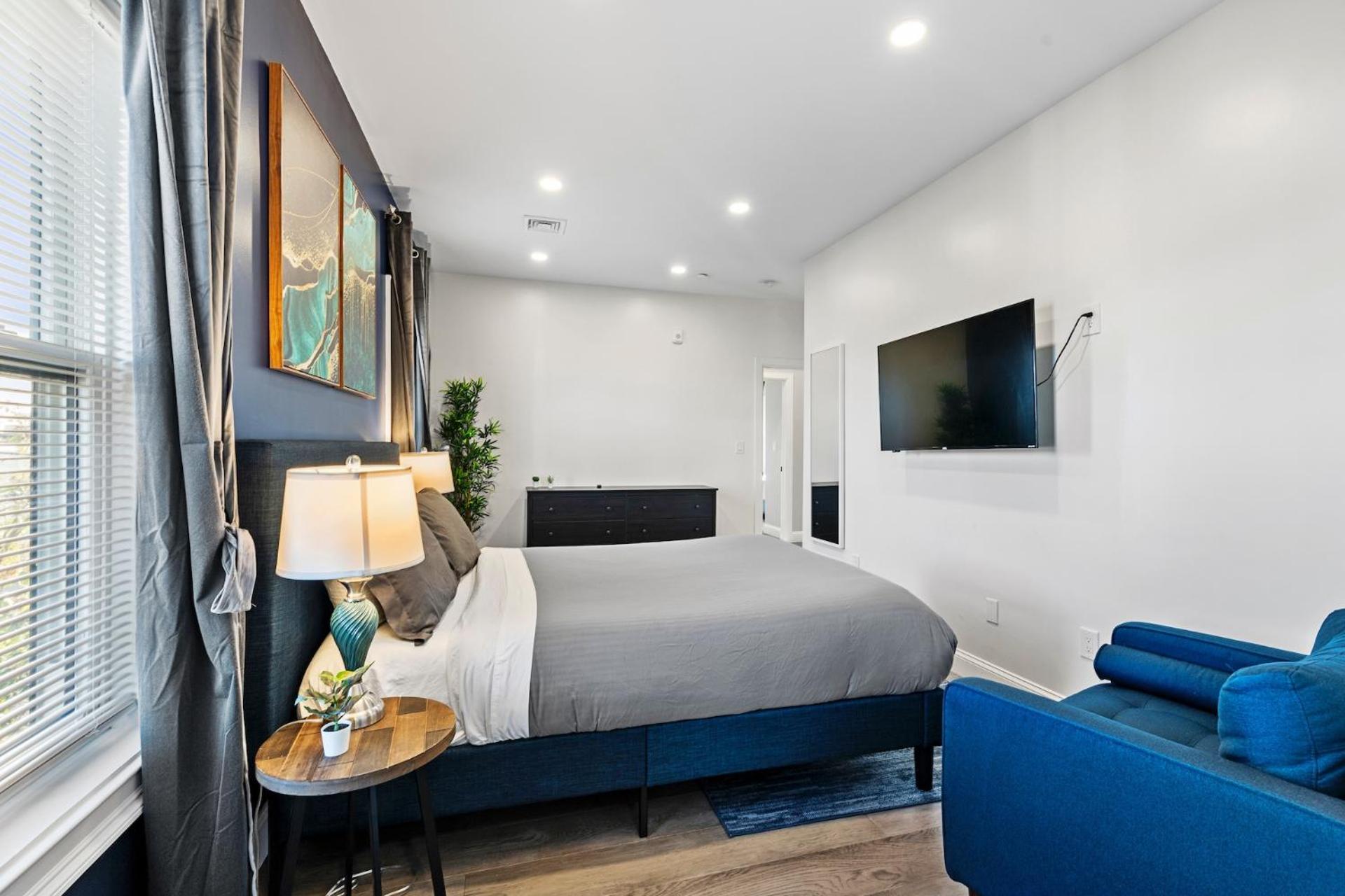 Spacious Fully Furnished By Logan Airport Apartment
