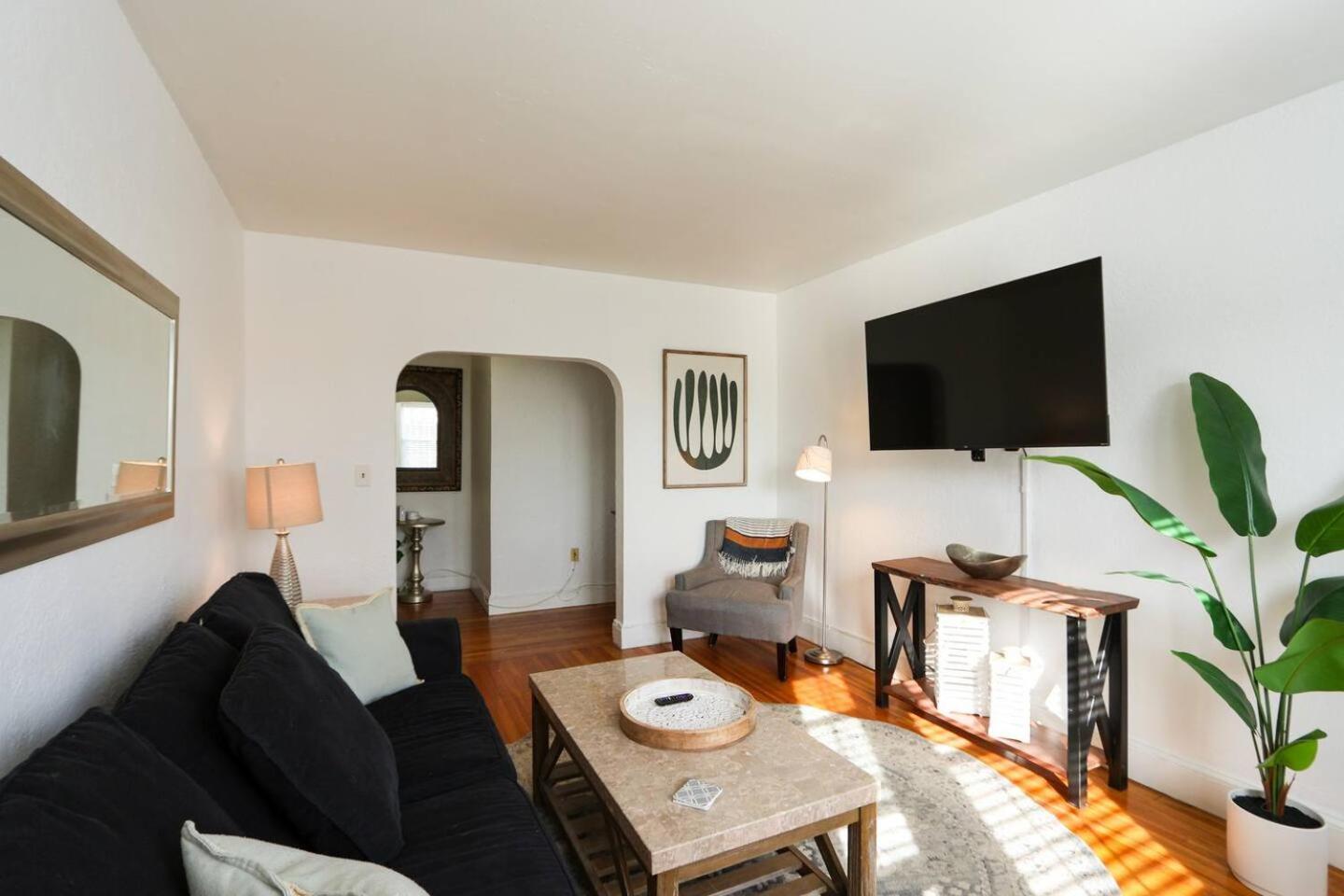 Apartment Steps To Public Transport, Coll, Roof Deck *