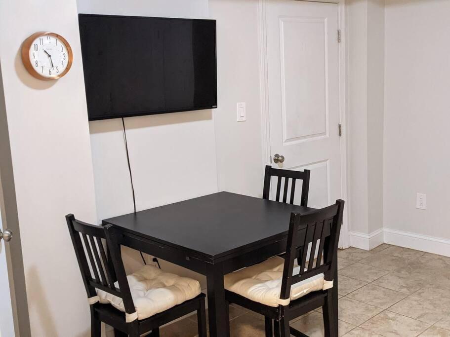 Brighton Sleeps 3 - Steps To Bus Line Boston