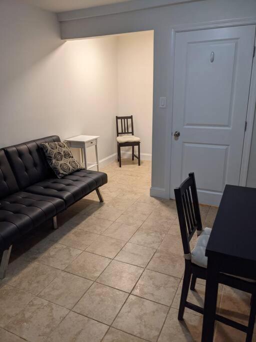 Brighton Sleeps 3 - Steps To Bus Line Apartment