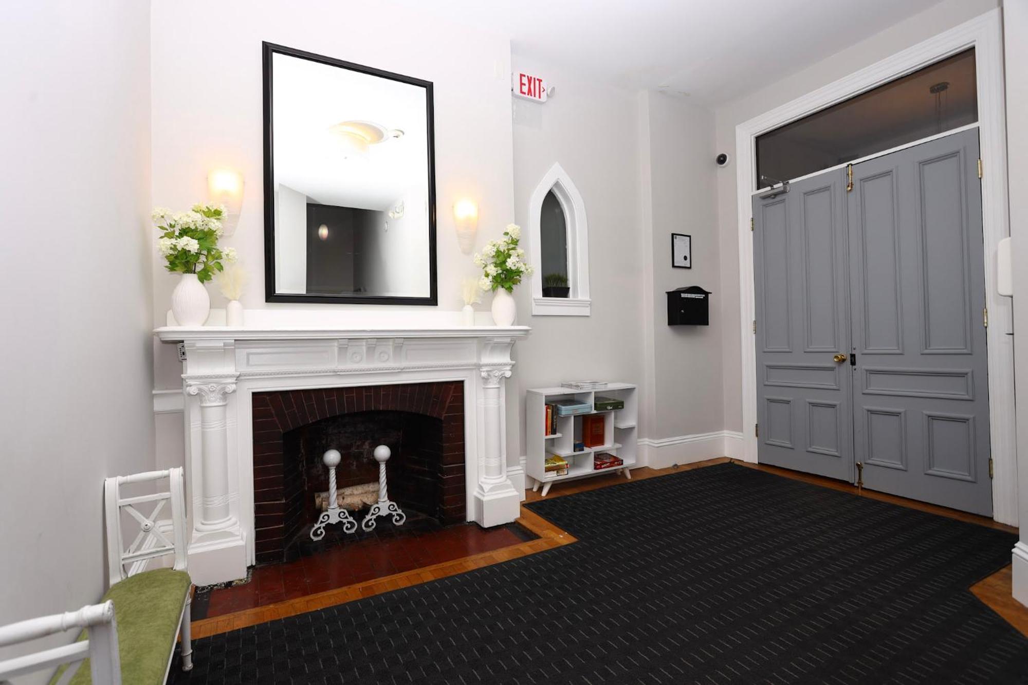 Stylish Newbury Street Studio, #4 Apartment