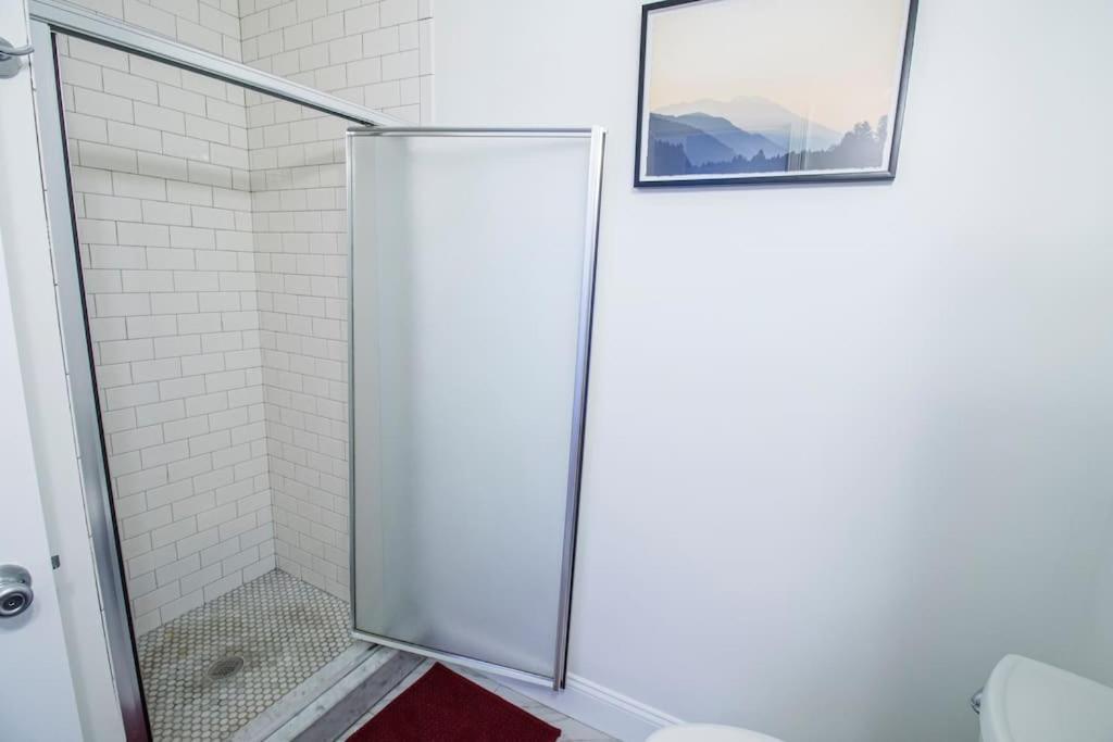 4br 1,5bh Sunny Apt In Roxbury Hotel