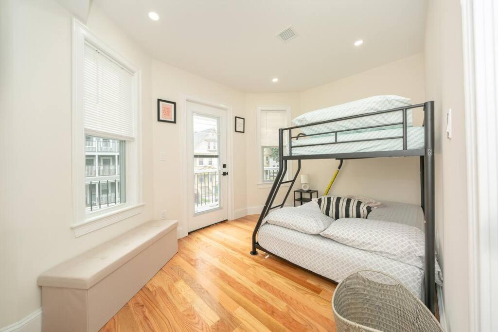 Apartment Bright & Spacious 4Br & 2Ba Boston Apt - Bathtub, Free Parking Near Red Line 802 Boston