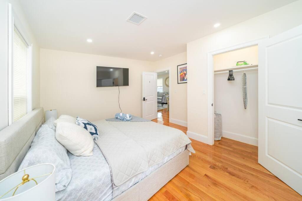 Bright & Spacious 4Br & 2Ba Boston Apt - Bathtub, Free Parking Near Red Line 802 Boston
