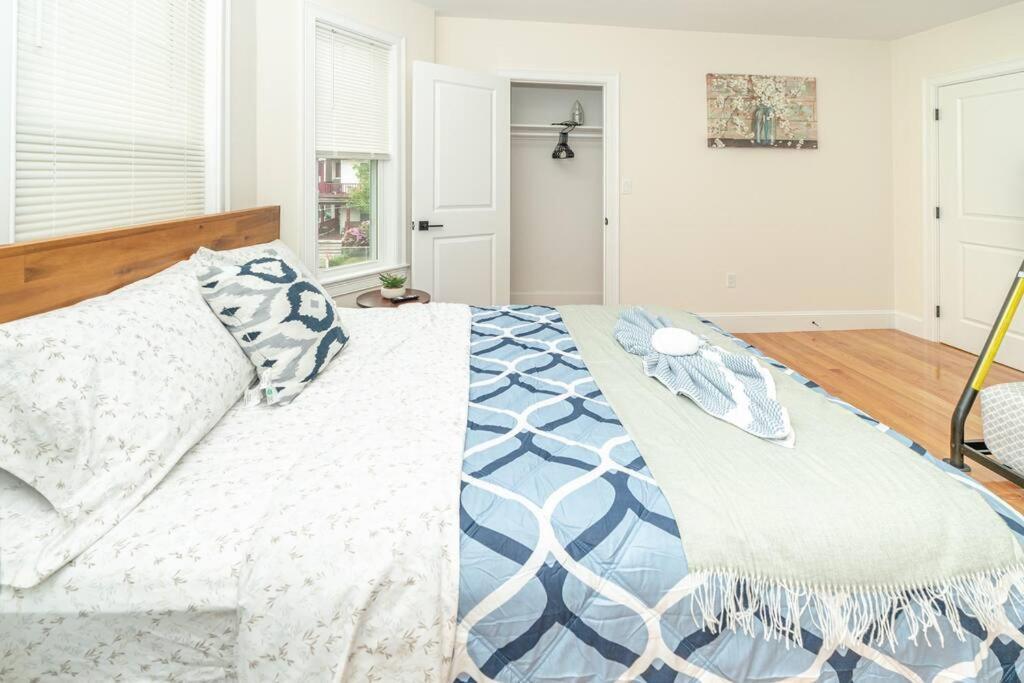 Apartment Bright & Spacious 4Br & 2Ba Boston Apt - Bathtub, Free Parking Near Red Line 802 *