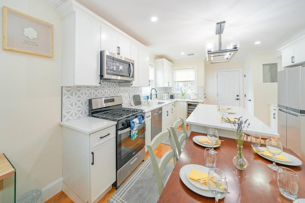 Apartment Bright & Spacious 4Br & 2Ba Boston Apt - Bathtub, Free Parking Near Red Line 802 Boston