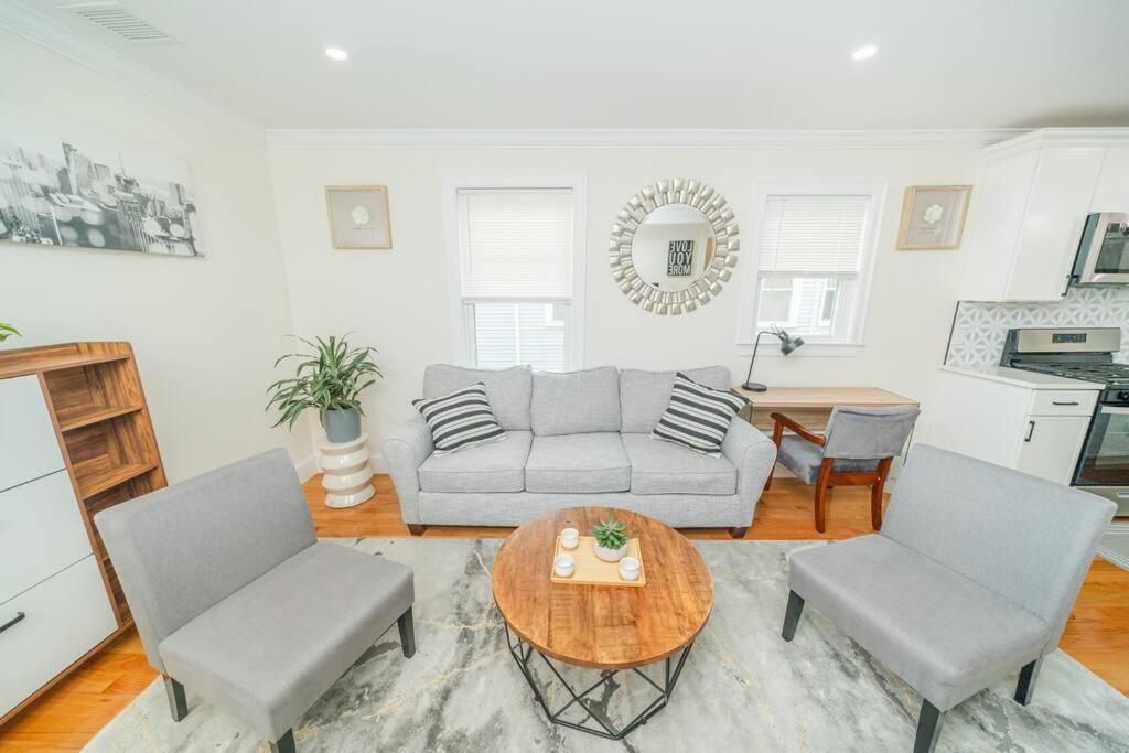 Apartment Bright & Spacious 4Br & 2Ba Boston Apt - Bathtub, Free Parking Near Red Line 802