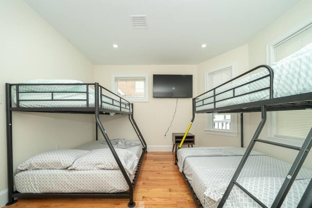 Bright & Spacious 4Br & 2Ba Boston Apt - Bathtub, Free Parking Near Red Line 802 *