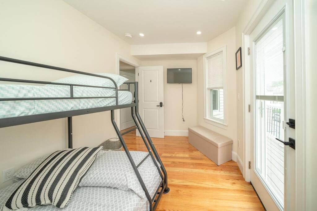 Bright & Spacious 4Br & 2Ba Boston Apt - Bathtub, Free Parking Near Red Line 802 * Boston