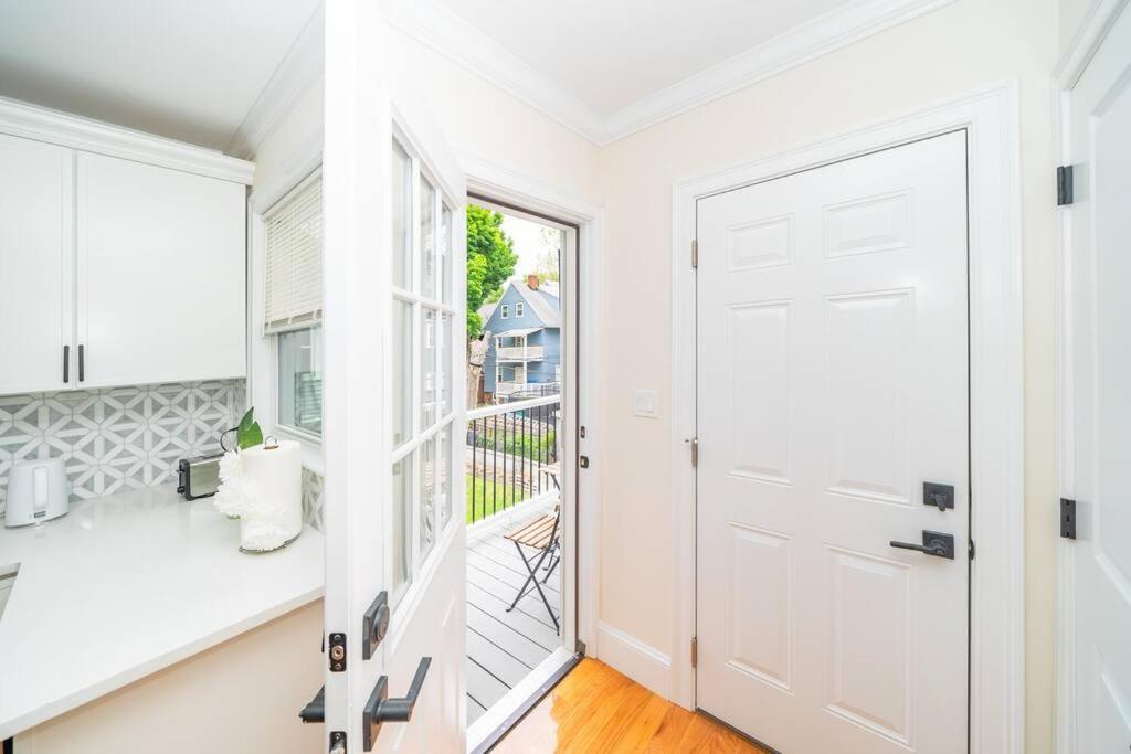 Bright & Spacious 4Br & 2Ba Boston Apt - Bathtub, Free Parking Near Red Line 802 Apartment *