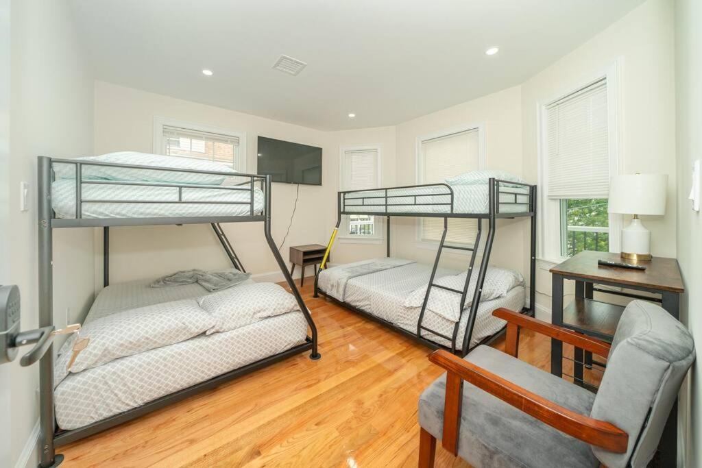 Apartment Bright & Spacious 4Br & 2Ba Boston Apt - Bathtub, Free Parking Near Red Line 802