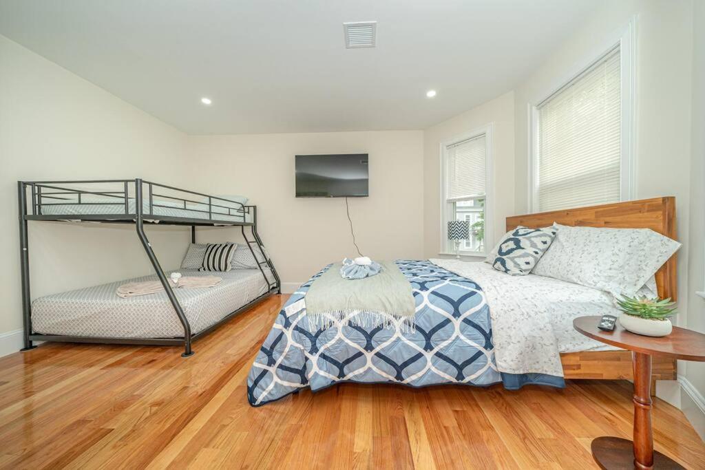 Bright & Spacious 4Br & 2Ba Boston Apt - Bathtub, Free Parking Near Red Line 802 Boston