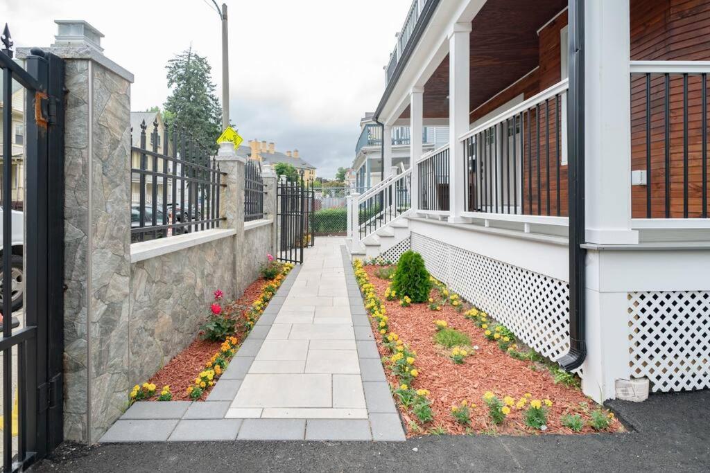 Apartment Bright & Spacious 4Br & 2Ba Boston Apt - Bathtub, Free Parking Near Red Line 802 Boston