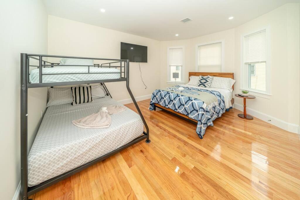 Bright & Spacious 4Br & 2Ba Boston Apt - Bathtub, Free Parking Near Red Line 802 Boston