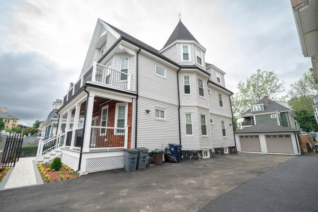 Apartment Bright & Spacious 4Br & 2Ba Boston Apt - Bathtub, Free Parking Near Red Line 802