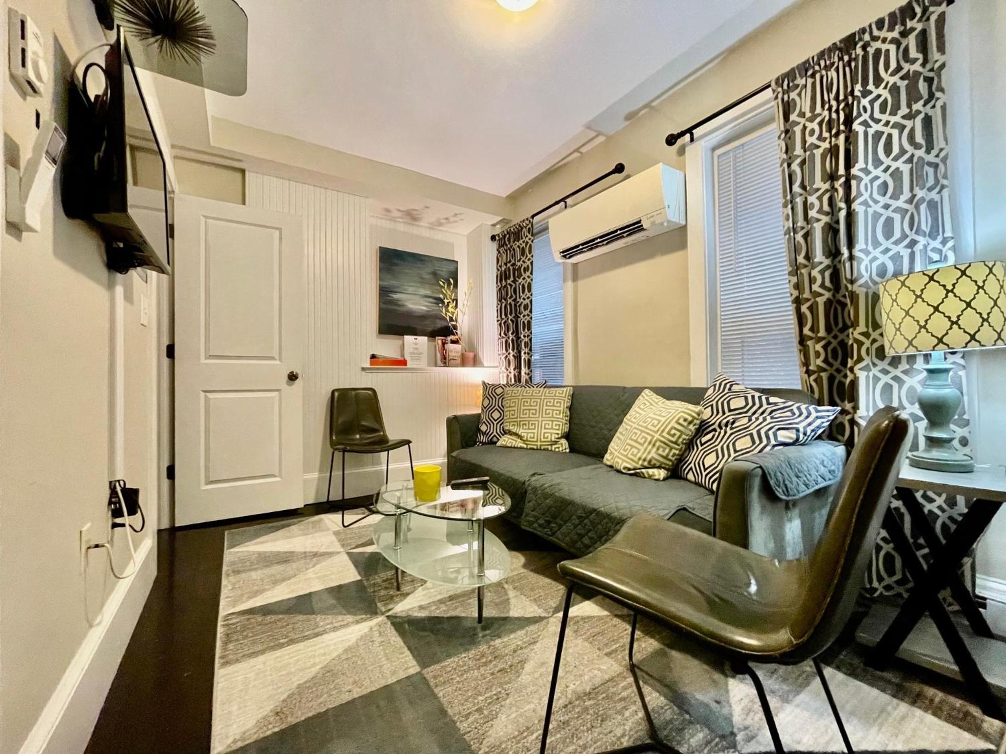 Beautiful 3br 3ba Duplex Parking Location