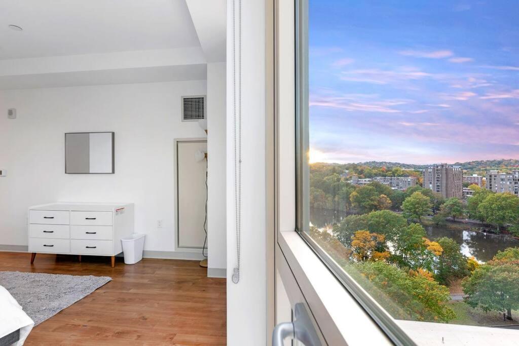 Amazing 2br 2ba Unit By The Lake Boston