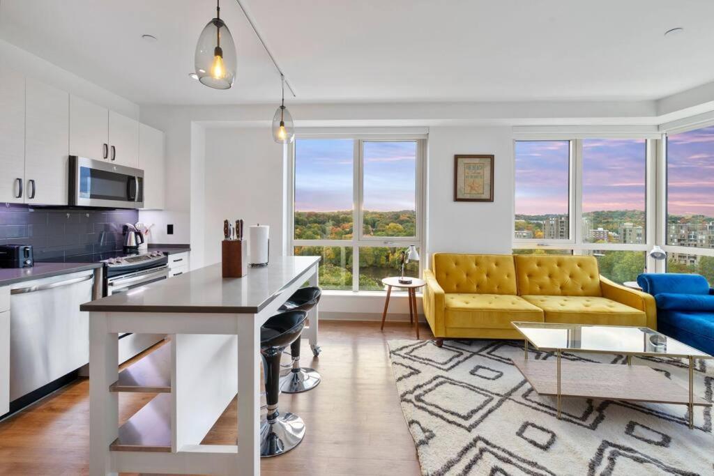 Amazing 2br 2ba Unit By The Lake * Boston