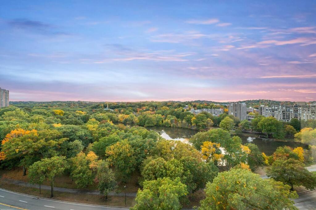 Amazing 2br 2ba Unit By The Lake * Boston